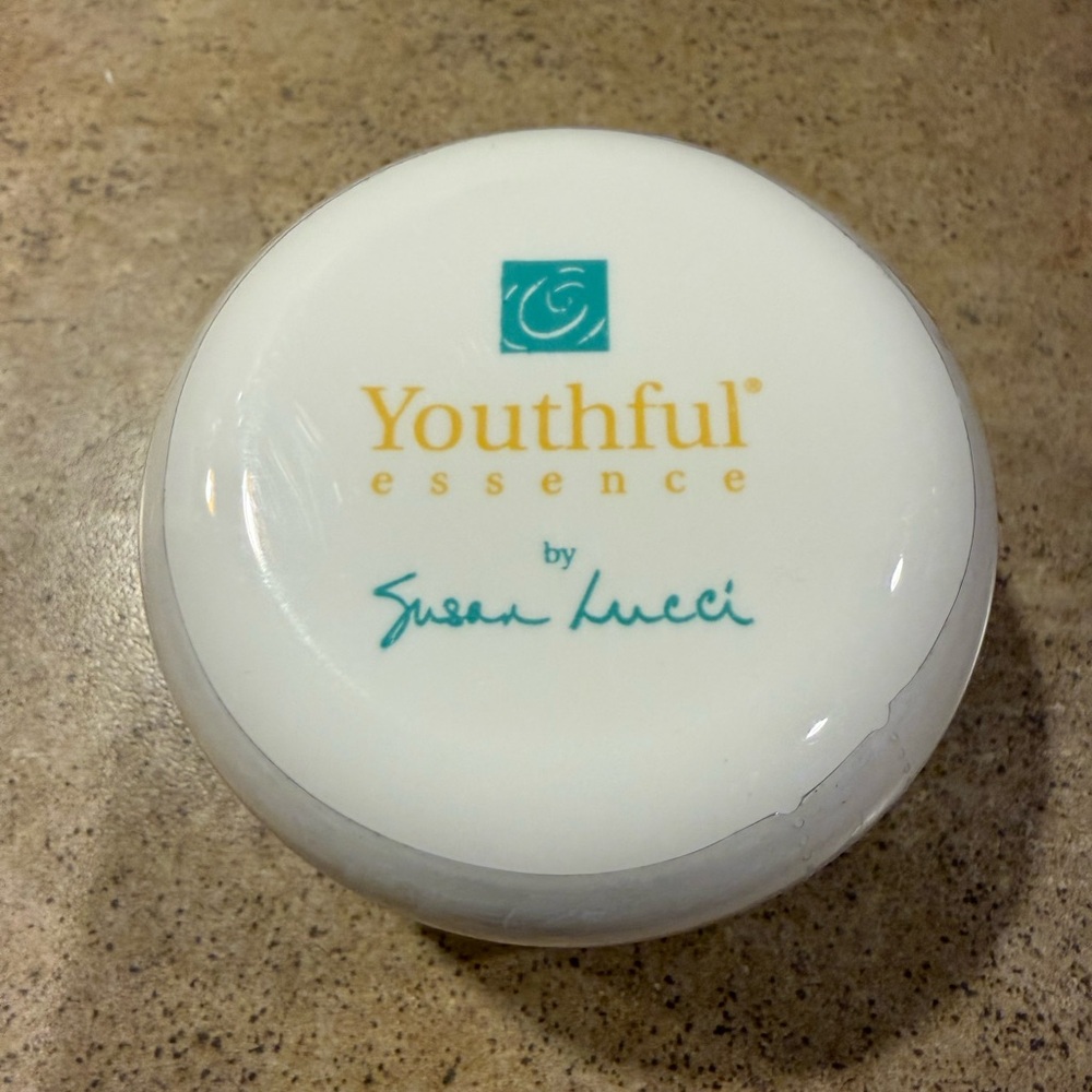 Youthful Essence by Susan Lucci Vitamin-Enriched Resurfacing Cream 2.5 Oz Sealed
